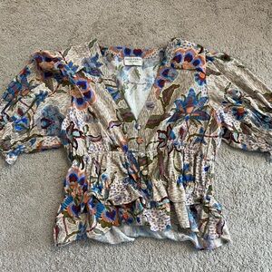 DRESS FORUM Los‎ Angeles Floral Blouse with V Neck and button accents, Sz M